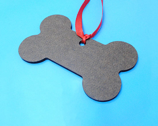 decorazione in masonite a forma di osso con foto di un cane e testo