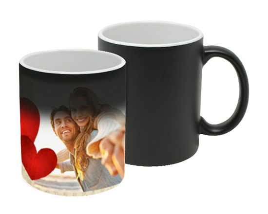 Tazza magica con grafica cuori per San Valentino
