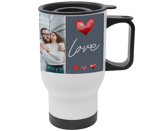 La tazza termica dalla grafica grigia e cuori rossi