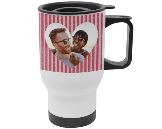 La tazza termica dalla grafica a strisce rosse e cuore