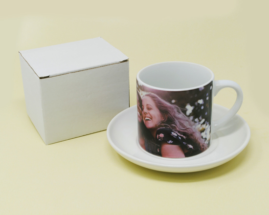 Tazza da caffè americano con scatola bianca