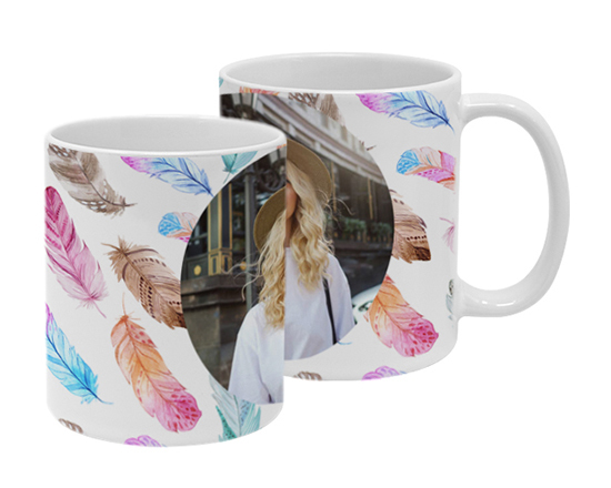 tazza panoramica personalizzata con foto e grafica piume colorate