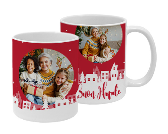 Tazza di natale con grafica paesaggio natalizio e foto