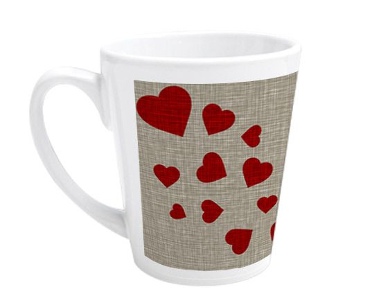Una grafica piena di cuori per la tazza da colazione