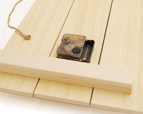 retro dell'orologio su listelli in legno - dettaglio meccanismo