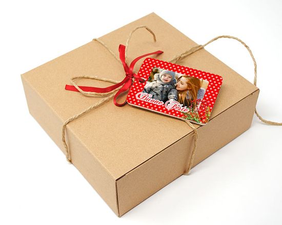 utilizza la targhetta in feltro come chiudipacco