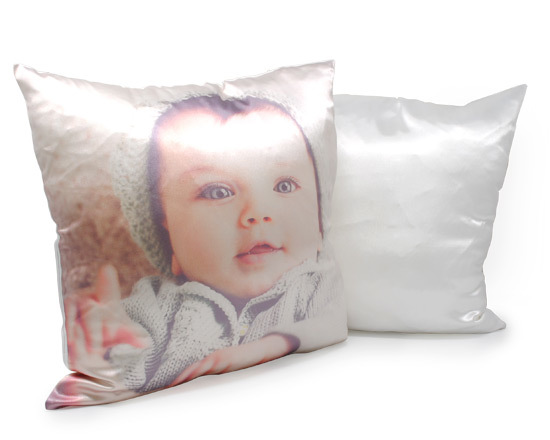 Stampa la foto del tuo bambino su un cuscino in raso - personalizzalo sia sul fronte che sul retro