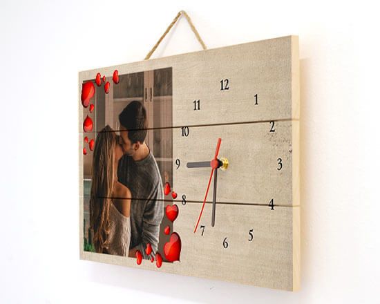 visualizzazione laterale dell'orologio su listelli in legno