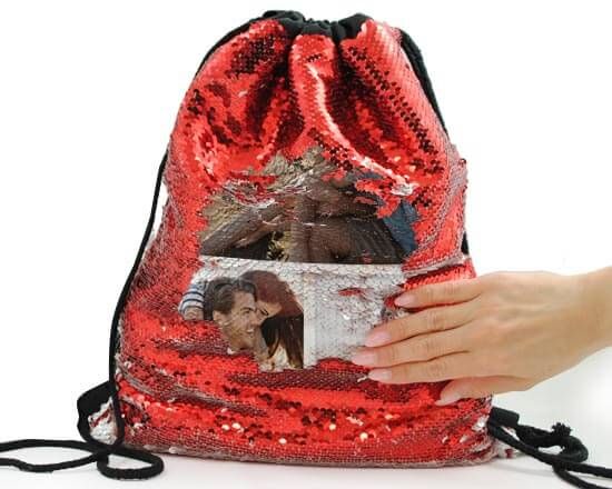 composizione collage con cuori rossi, su sacca con paillettes