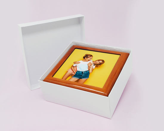 portagioie in legno inserito in scatola bianca protettiva