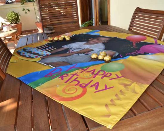 Cerchi l'idea giusta per addobbare la tua casa in occasione di un compleanno? Realizza una Tovaglia centrotavola personalizzata.