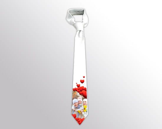 Una cravatta dalla grafica con i cuori rossi