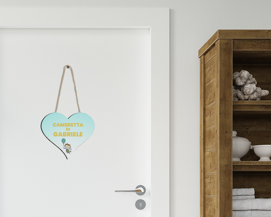 Targa a cuore in legno ambientato