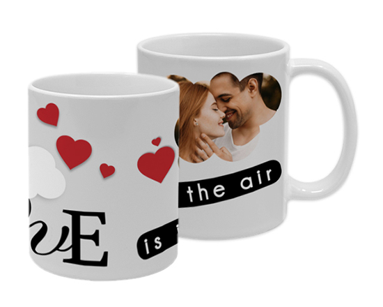 Cuori rossi e nuvole su tazza con foto