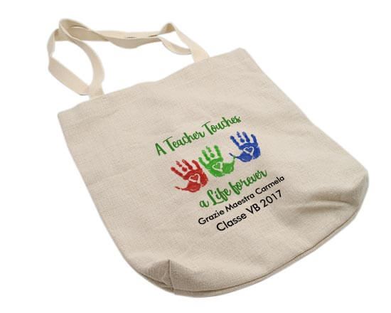 shopper personalizzata in juta con grafica per maestre