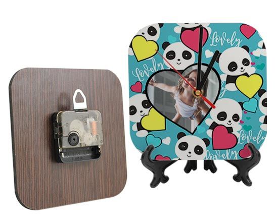 Piccoli panda su orologio in legno