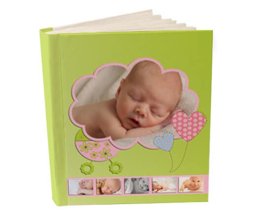 album con grafica e foto di neonato