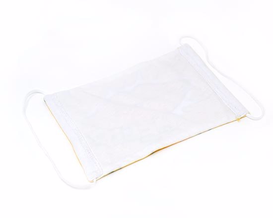 dettagli rifinitura della mascherina in tessuto personalizzata