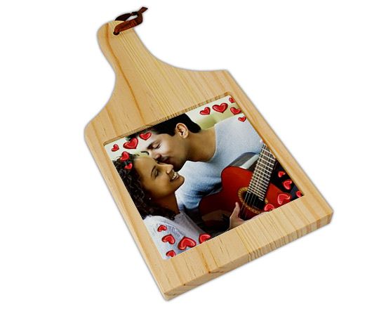 Tagliere di legno con cuori rossi