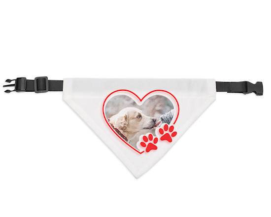 Bandana per cani personalizzata con grafica cuore e zampette rosse