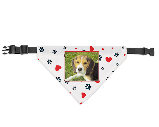 Bandana per cani personalizzata con grafica zampette nere e cuori rossi
