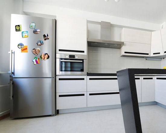 magneti personalizzati in varie forme da attaccare su superfici metalliche