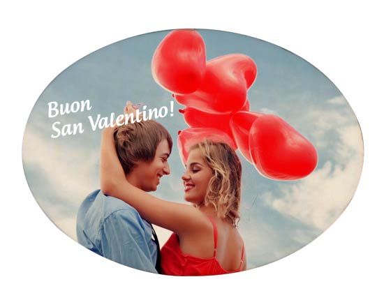 calamita in masonite ovale con foto di due innamorati