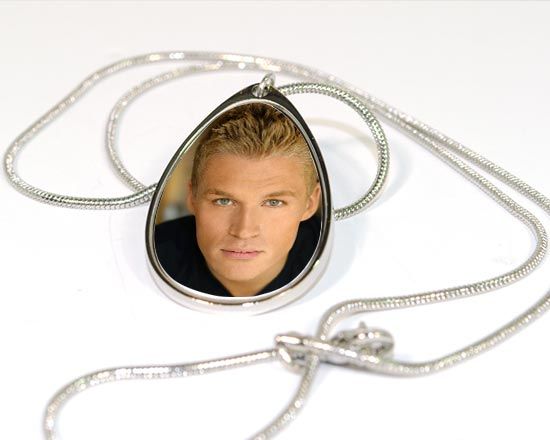 collana con ciondolo a goccia e foto personali