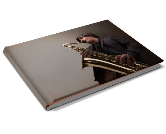 pentagramma personalizzato raffigurante ragazzo con sax