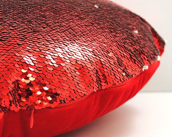 dettaglio cuscino a cuore con paillettes