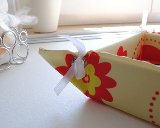 Occhielli metallici muniti di fiocchetto in raso