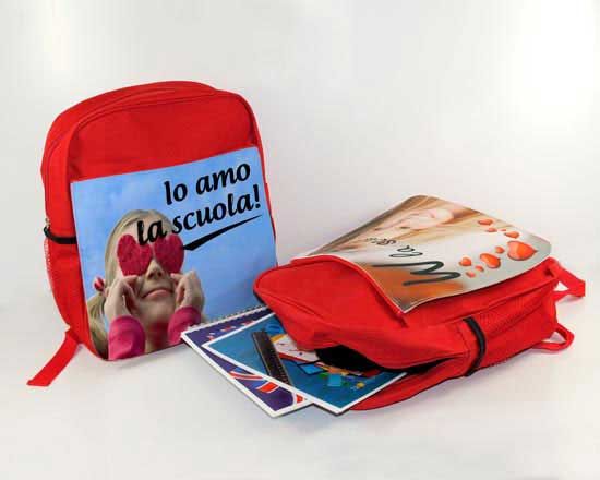 Potrai scegliere i soggetti e le frasi da stampare sul suo bellissimo zainetto scuola.