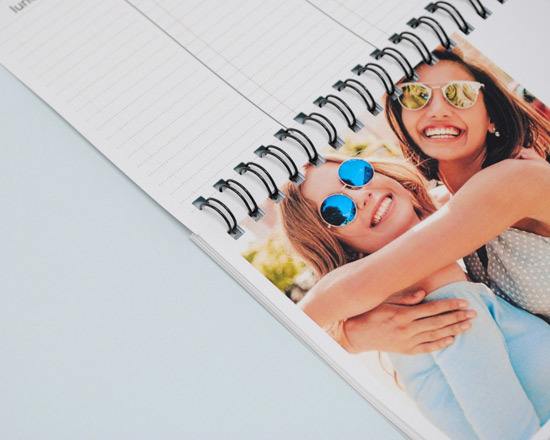 Particolare spirale in metallo per calendario da scrivania con foto