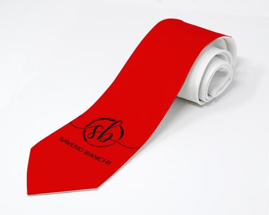 cravatta personalizzata con sfondo rosso