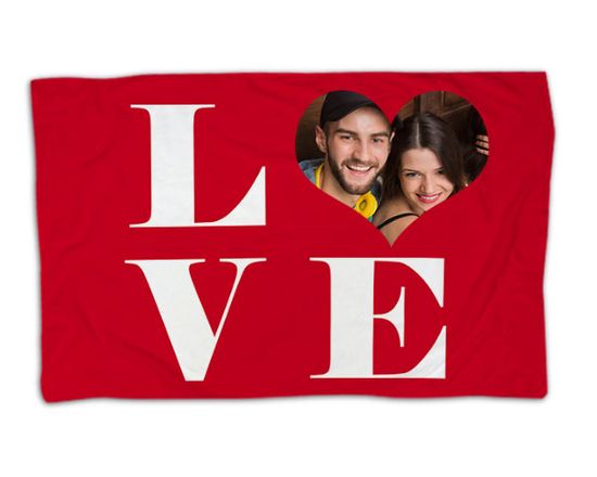 La coperta dalla grafica rossa e scritta bianca