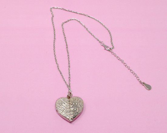 collana ciondolo cuore con ali chiuso