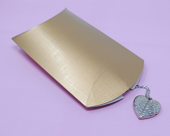 Collana con ciondolo a cuore apribile e personalizzata con foto e scatolina