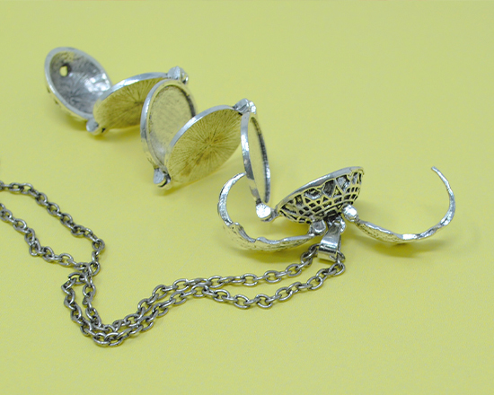 Collana con medaglione multi-immagine dettaglio aperto1