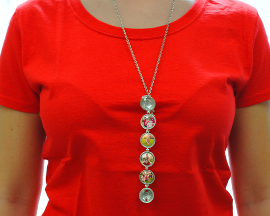 Collana con medaglione multi-immagine indossata aperta