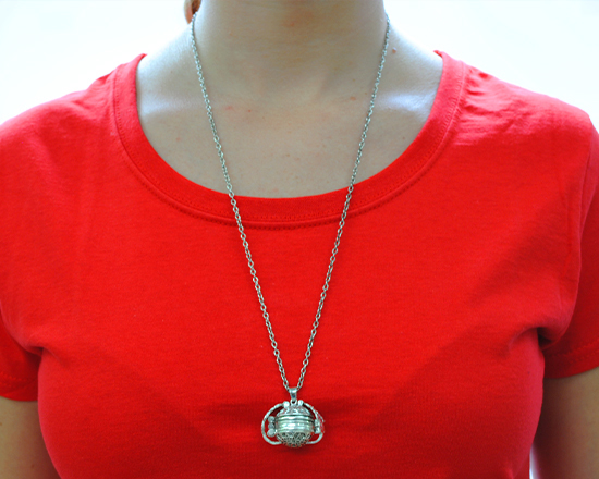 Collana con medaglione multi-immagine indossata chiusa