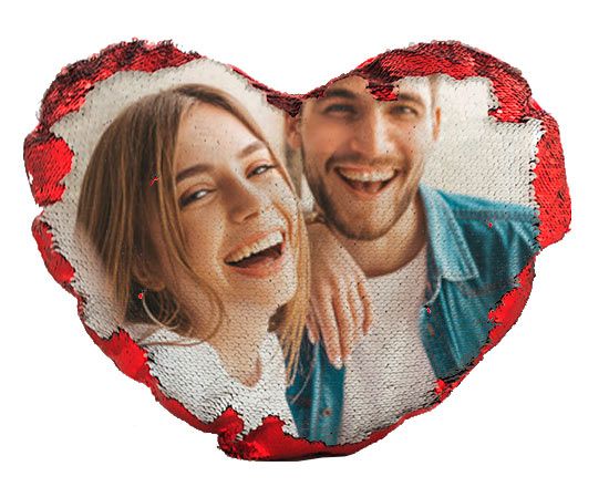 cuscino rosso a cuore con paillettes