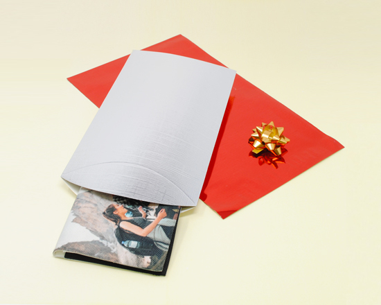 Acquista la scatolina o la bustina regalo per confezionare il portatabacco personalizzato