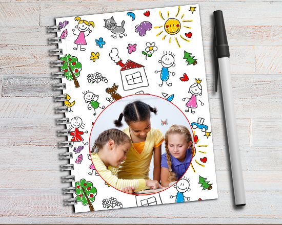 Agenda settimanale con disegni colorati