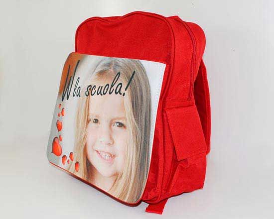 Pratico, pieno di tasche e sacche retinate dove potrai mettere le sue matite e il suo ombrello, in caso di pioggia.