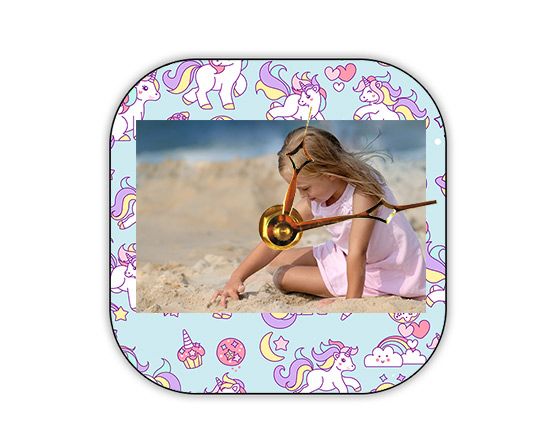 Orologio con unicorni colorati stile retro