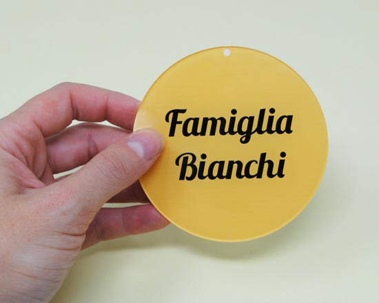 Stampa nome su decorazione in plexiglass rotonda