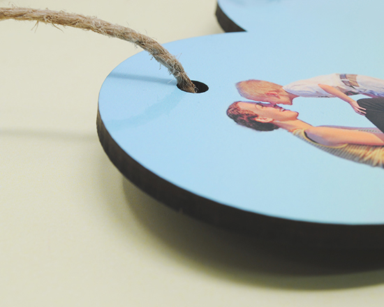 Targa a cuore in legno dettaglio spessore, stampa e sistema di montaggio