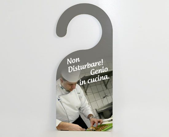 A lavoro, a casa, in biblioteca, in albergo, divertiti a personalizzare il simpatico appendino in masonite.