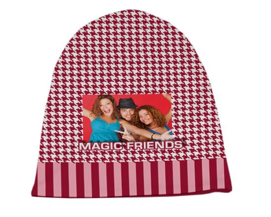 Un bellissimo cappello in pile nel colore rosso