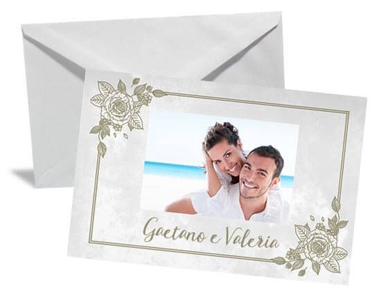 Biglietto auguri con cornice di rose
